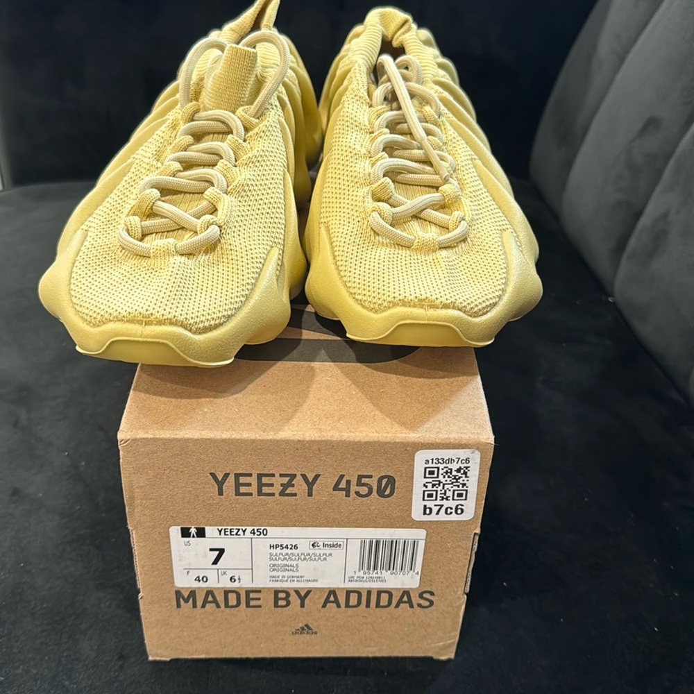 Yeezy 450 sulfur color size 7 women's shoes
